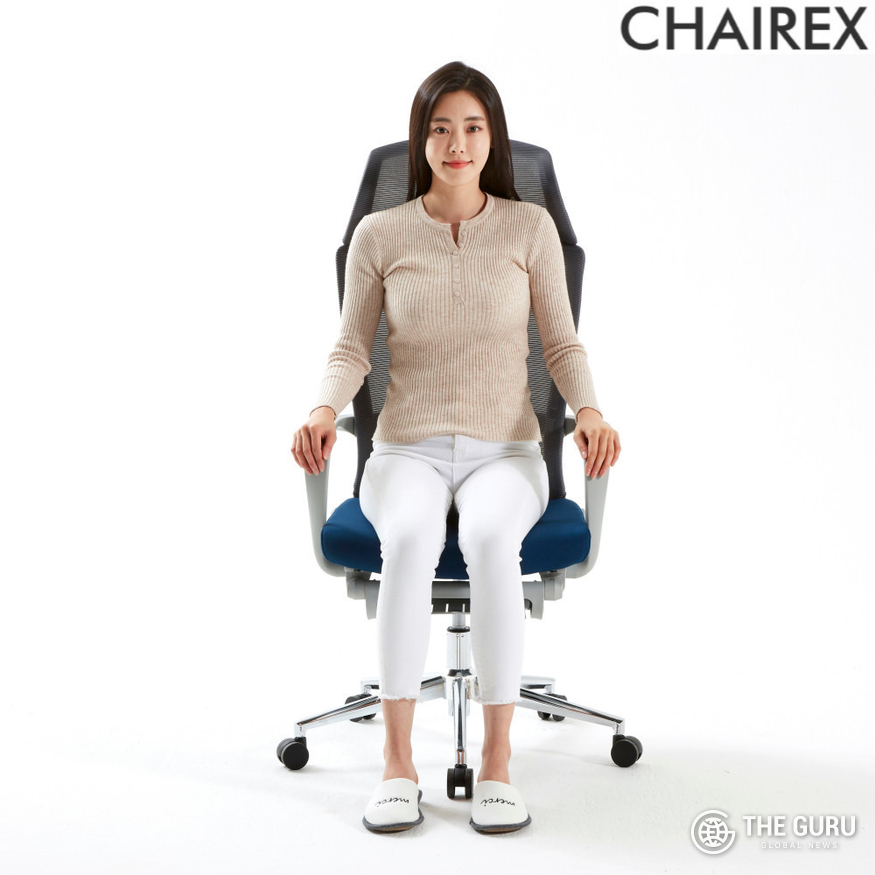 체어렉스 모델이 R400 리클라이너 메쉬의자를 소개하고 있다. (사진=체어렉스)