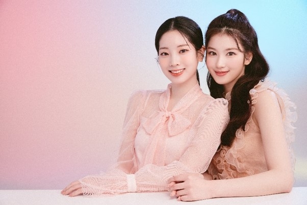 미샤재팬은 지난 12일부터 다음달 7일까지 자사 코스메틱 브랜드 어퓨 제품을 구입하는 고객에게 모델인 트와이스 트레이딩 카드를 증정한다. (사진=미샤재팬)