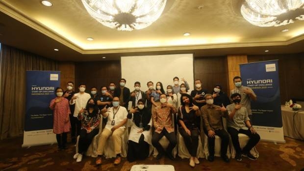 현대차 인도네시아 관계자들이 '스타트업 챌린지 2021' 개최 기념 사진을 촬영하고 있다. (사진=현대차 인도네시아 판매법인)