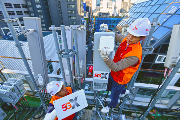SK텔레콤 직원들이 서울 명동의 한 빌딩 옥상에서 5세대(5G) 이동통신 상용망 기지국을 설치하는 모습. (사진=SK텔레콤)