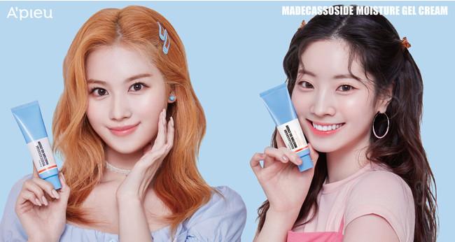 어퓨의 새 모델 트와이스 멤버 사나와 다현이 '어퓨 마데카소 모이스처 수분 젤 크림'을 들고 있다. (사진=미샤재팬)