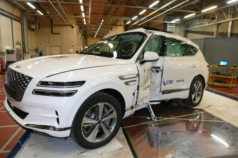 제네시스 SUV 'GV80'이 충돌 테스트를 진행하고 있다. (사진=유로 NCAP)
