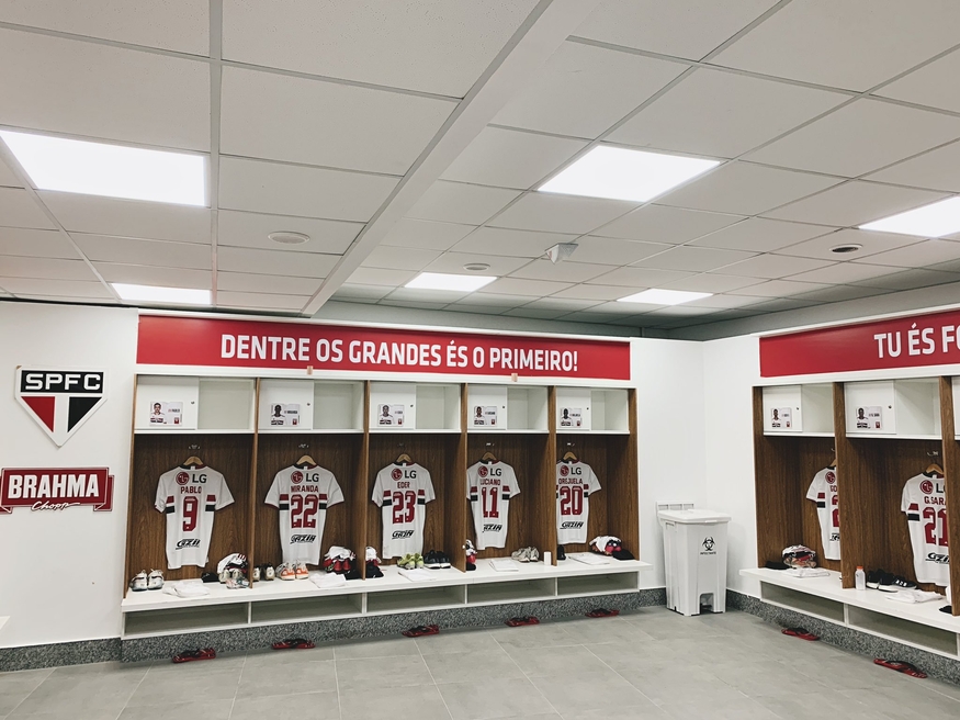 전면에 LG전자 로고가 새겨진 유니폼이 걸려 있는 브라질 프로축구팀 상파울루FC 라커룸 모습. (사진=상파울루FC)