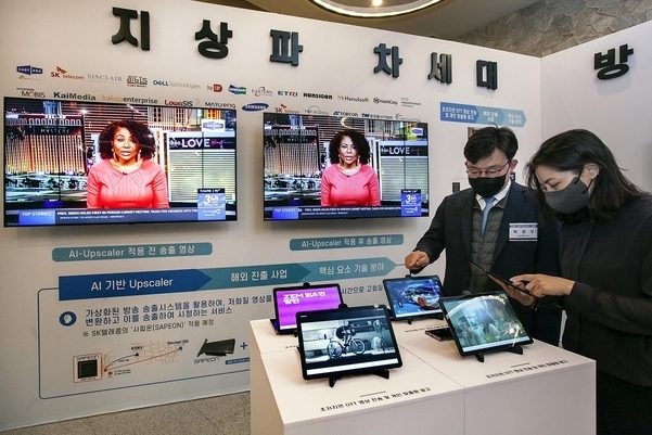 박경모 캐스트닷에라 CTO(왼쪽)가 지난 4월 2일 제주 호텔난타에서 5G 기반의 ATSC 3.0 융합 방송 서비스를 시연하고 있다. (사진=SK텔레콤)
