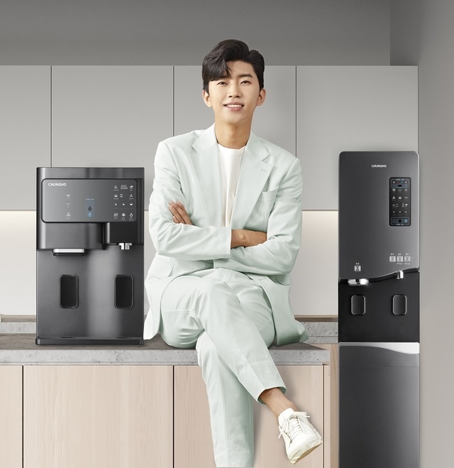 청호나이스 모델 임영웅이 언택트 얼음정수기를 소개하고 있다. (사진=청호나이스)