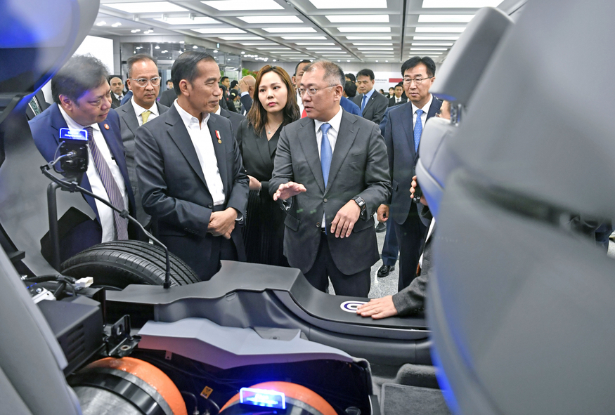 지난 2019년 11월 현대자동차 울산공장에서 열린 현대차 인도네시아 공장 설립 투자협약식 후 조코 위도도 인도네시아 대통령과 정의선 회장(가운데 오른쪽)이 넥쏘 수소전기차에 대해 이야기를 나누고 있다.(사진=현대차)