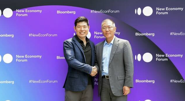 정의선 현대차그룹 회장(당시 수석부회장)과 앤서니 탄 그랩 설립자 겸 최고경영자(CEO)가 지난 2018년 싱가포르 현지에서 열린 한 포럼 행사장에서 만나 악수를 나누고 있다.