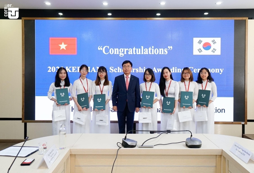 영국 공인회계사협회(ACCA) 시험에서 전 세계 1위로 합격한 피란안(오른쪽 첫번째)이 과거 하나은행 장학금을 받고 기념 촬영을 하는 모습. 
