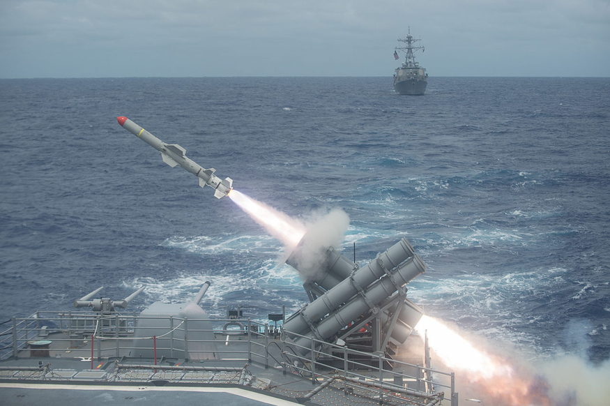 2014년 실사격 훈련 중 타이콘데로가(Ticonderoga)급 순양함 USS 샤일로(Shiloh)에서 하푼 미사일이 발사되고 있다. (사진=미 해군) 