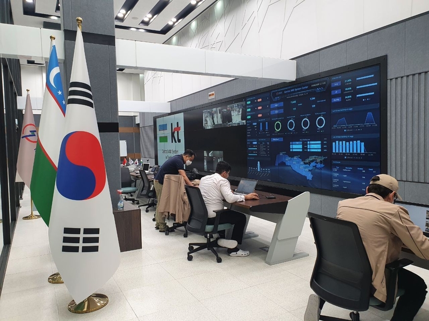 우즈베키스탄 CAS 데이터센터 관제실에서 현지 전력회사 직원들이 KT가 구축한 에너지플랫폼을 운용하고 있는 모습. (사진=KT)