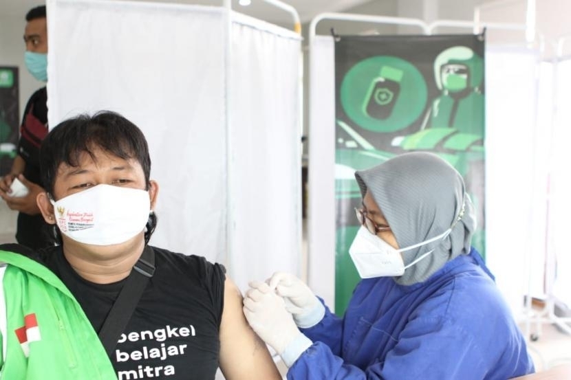롯데마트 카라왕지점은 현지 경찰과 협업해 롯데마트에서 지역사회를 위한 코로나19 백신 예방접종 드라이브 스루 서비스를 오픈했다.(사진=고젝)