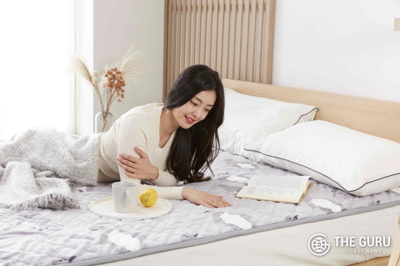 이노크아든 모델이 전기요를 선보이고 있다. (사진=이노크아든)