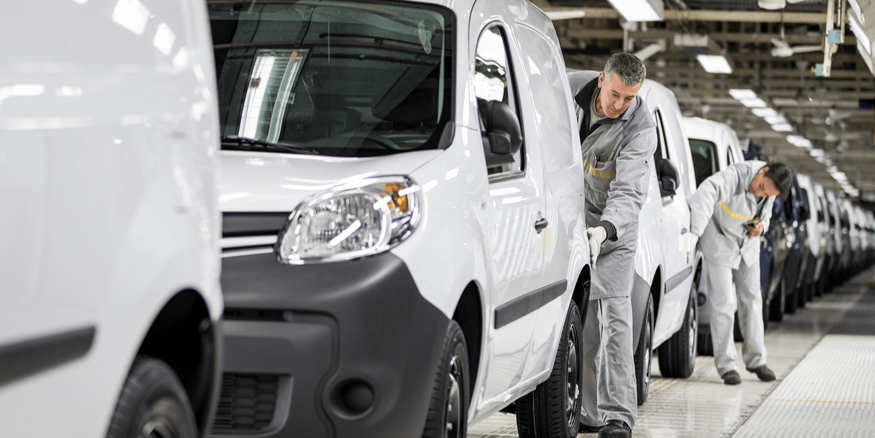 화천르노진베이자동차유한공사(華晨雷諾金杯汽車有限公司·Renault-Brilliance-Jinbei Automotive) 직원들이 소형 전기밴을 생산하고 있다.