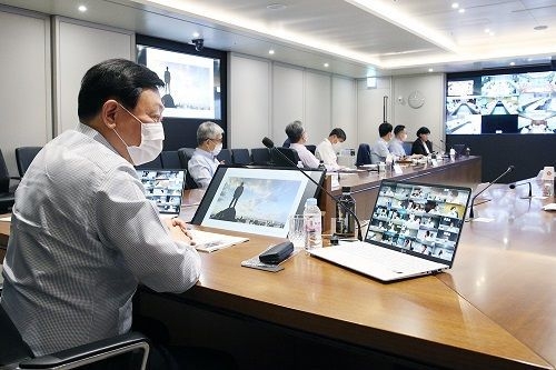 롯데그룹 신동빈 회장이 지난해 7월 서울 잠실 롯데월드타워에서 웨비나(Webinar) 형태로 진행된 ‘2020 하반기 VCM’에 참석해 화상 회의를 진행하고 있다. (사진=롯데지주)
