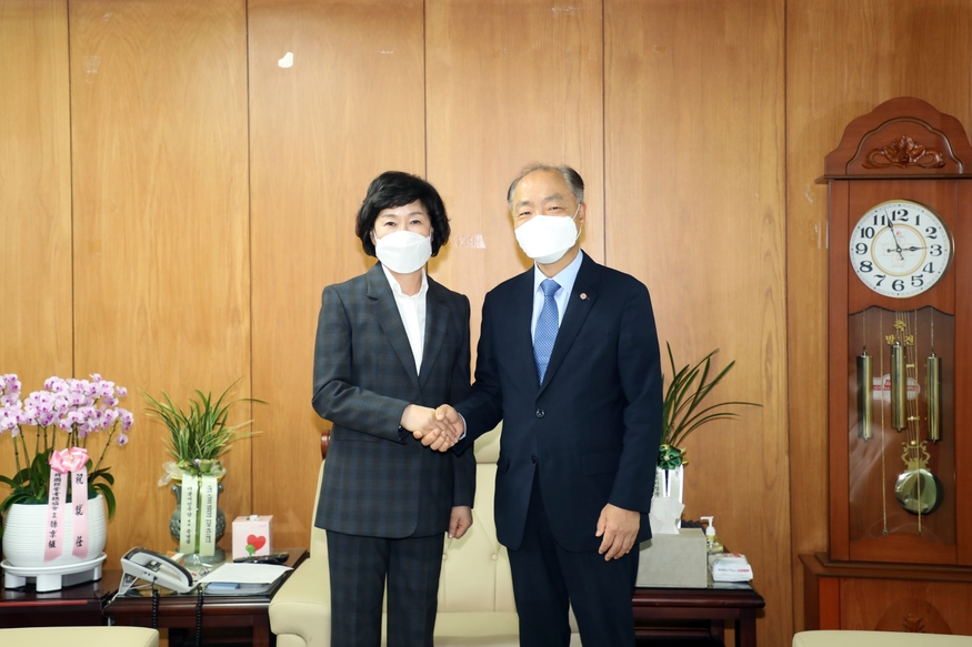 소상공인시장진흥공단 조봉환 이사장(오른쪽)과 소상공인연합회 오세희 회장이 악수를 나누고 있다. 