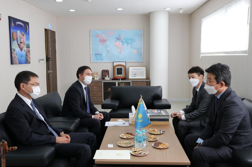 천상필 삼성전자 상무(오른쪽)이 지난 5일 바크트 듀센바예프(Bakyt Dyussenbayev) 주한카자흐스탄 대사(왼쪽)와 면담을 가졌다. (사진=주한카자흐스탄 대사관)
