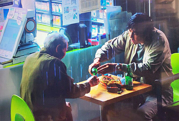 오징어게임 주인공들이 스프가 뿌려진 생라면과 소주를 마시는 모습. (사진=넷플릭스)