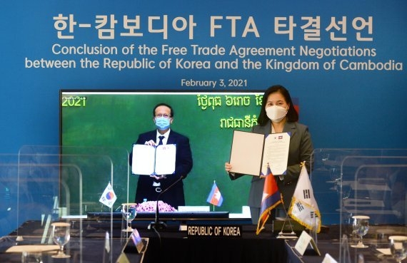 지난 2월 3일 당시 산업통상자원부 통상교섭본부장이었던 유명희 경제통상대사가 비대면 화상 방식으로 열린 한·캄보디아 FTA 타결 선언식에서 공동 선언문을 들고 있다. (사진=산업통상자원부)