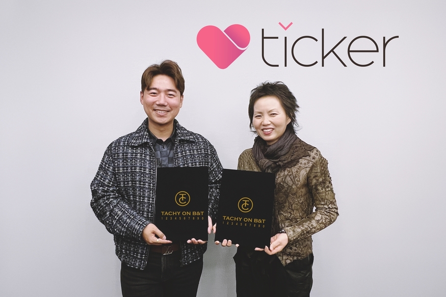 강덕호 ㈜타키온비앤티 대표(왼쪽)과 글로벌 사업부문 최고비전책임(CVO)로 선임된 모혜연 마리끌레르 한국브랜드 총괄대표가 기념촬영을 하고 있다. (사진=타키온비앤티)