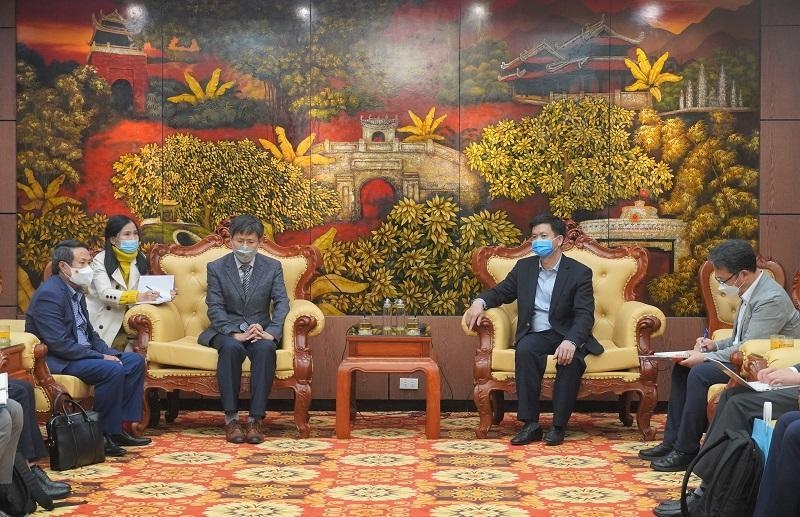 신병철 한화에너지 베트남법인장(상무)이 지난 24일(현지시간) 레 꽝 뚱(Le Quang Tung) 꽝찌성 당서기장, 하시동 인민위원회 상임부위원장 등 지도부와 회동했다. (사진=꽝시성)