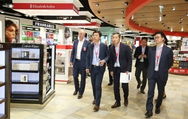 지난 2019년 열린 호주 브리즈번 국제공항에서 열린 개장 행사에 참석한 이갑 롯데면세점 대표이사(왼쪽 두번째)가 관계자들과 함께 매장을 둘러보고 있다. (사진=롯데면세점)