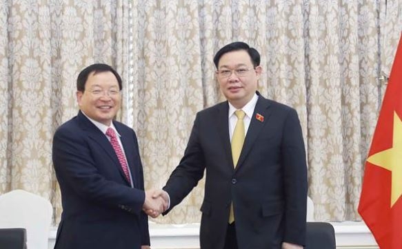 박인구 동원그룹 부회장(왼쪽)이 방한 중인 지난 14일 브엉 딘 후에(Vuong Dinh Hue) 베트남 국회의장과의 회담에 앞서 악수를 하고 있다. (사진=베트남 국회의장 비서실)