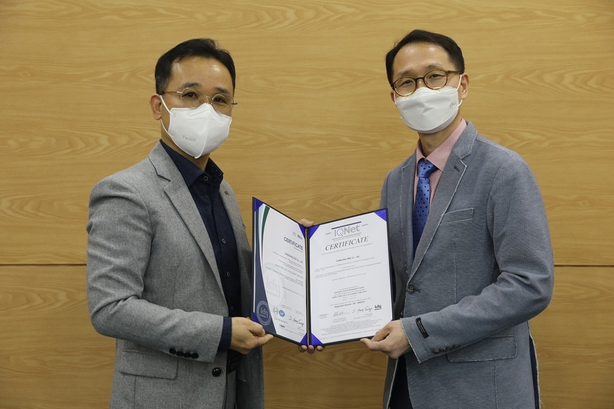 (왼쪽부터)한국품질재단 이명재 소장, 신성이엔지 김종래 상무