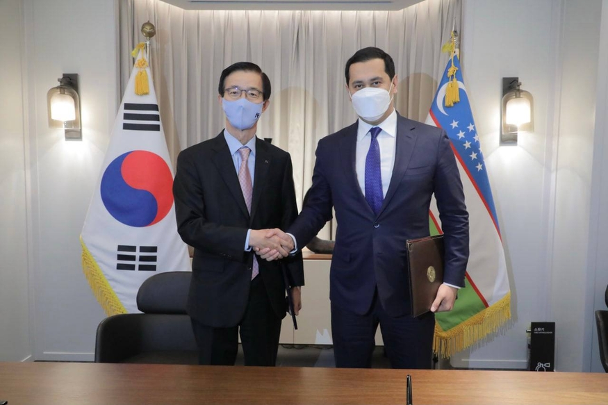 한국수출입은행과 우즈베키스탄 정부는 의료 장비 구비 사업과 종양 클리닉 설립 사업에 각각 8880만 달러(약 1050억원), 1억5000만 달러(약 1780억원)의 자금을 지원하는 차관 계약을 맺었다. (사진=우즈베키스탄 투자대외협력부)