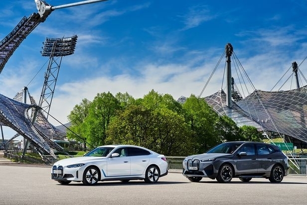 BMW의 전기 모델 'i4(왼쪽)'와 'iX'. (사진=BMW)