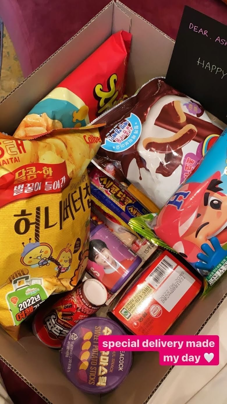 할시가 공개한 한국 과자 선물 상자에 BTS 슈가의 얼굴이 새겨진 자일리톨이 들어있다. (사진=할시 인스타그램 캡처)