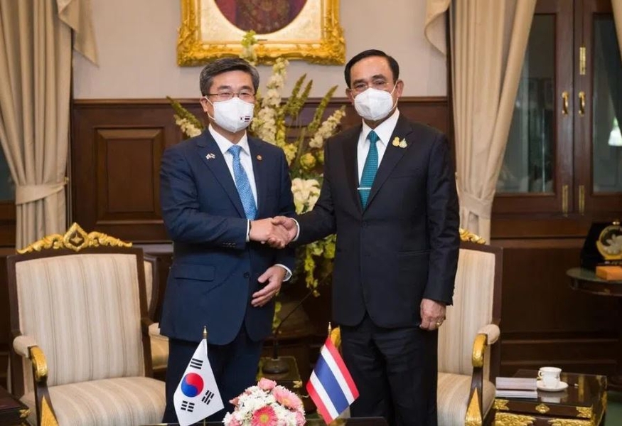(왼쪽) 서욱 국방부 장관은 지난달 19일부터 21일까지 가진 쁘라윳 짠오차 태국 총리 겸 국방부 장관과의 회담에서 동남아 안보 문제와 양자간 방위 협력과 추가 호위함 조달 등을 논의했다. (사진=국방부)