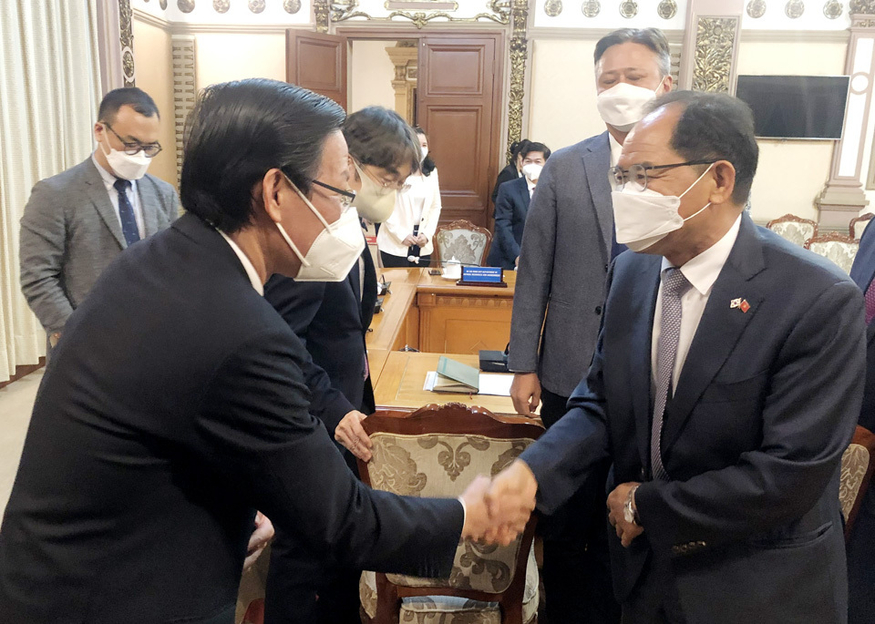 박노완 주베트남 한국대사가 21일(현지시간) 호찌민시에서 반 마이 호찌민시(市) 인민위원회 위원장과 회담을 갖고 양국 산업 상호 발전 방안을 교환했다. (사진=주베트남대사관)