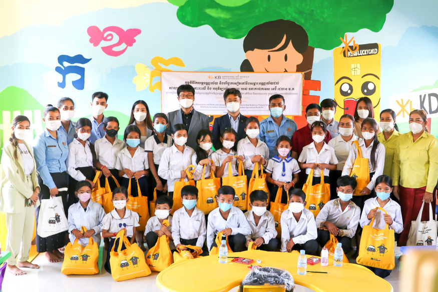 KB국민카드 캄보디아법인 KB대한 특수은행(KDSB)은 개학 시즌을 맞아 현지 초등학교와 중학교 각 1곳에 도서와 학습 자료 등을 기증했다. (사진=KDSB)