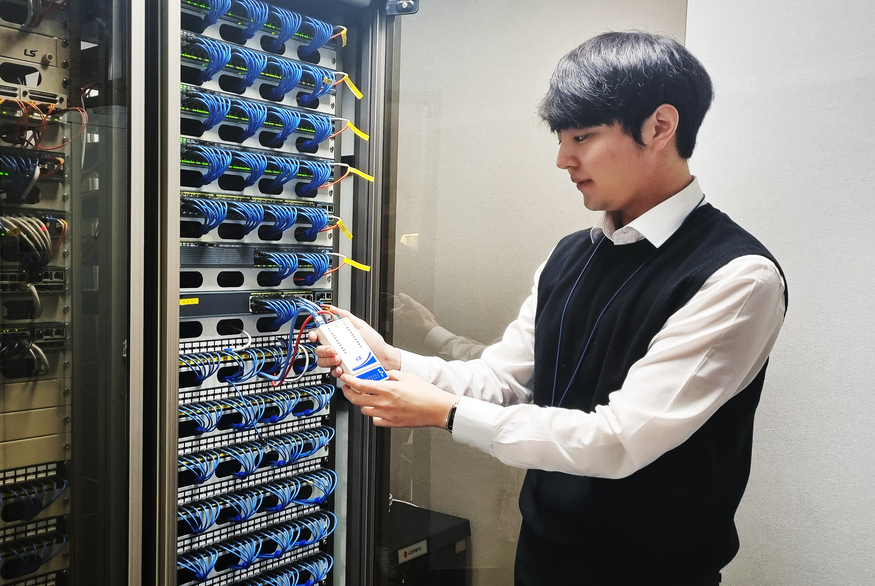 LS전선 직원이 통신실에서 랜케이블을 점검하는 모습. (사진=LS전선)