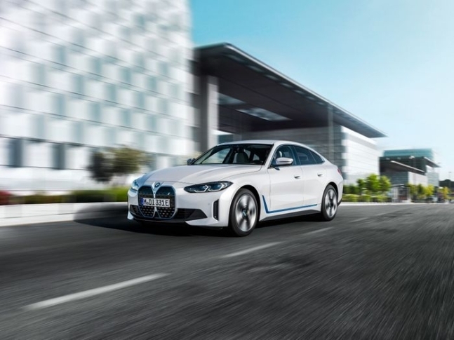 BMW가 지난 28일 국내에 출시한 순수전기 4-도어 쿠페 모델 i4. (사진=BMW)