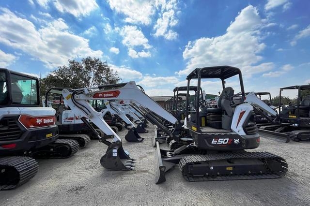 두산밥캣이 이집트 공인딜러 오트락 중장비(Otrac Heavy Equipment)를 통해 이집트 정부에 총 129대 소형 장비를 공급한다. (사진=두산밥캣)