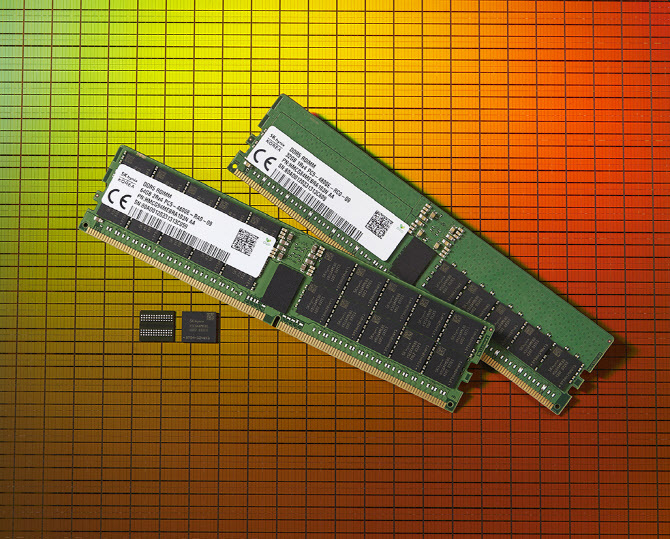 SK하이닉스가 세계 최초로 출시한 2세대 10나노급(1ynm) DDR5 D램. (사진=SK하이닉스)