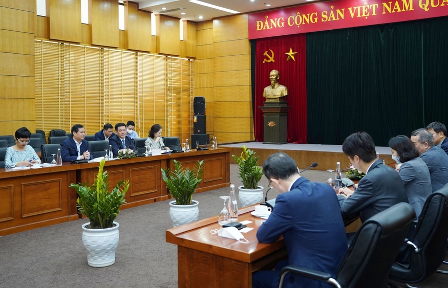 정인섭 한화에너지 대표이사(부사장)가 지난 6일(현지시간) 응우옌 홍 디엔 베트남 산업무역부 장관과 만나 회의를 가졌다. (사진=베트남 산업무역부)