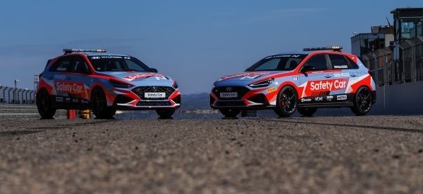 현대차가 최근 스페인 아라곤에서 열린 올해 WSBK 시즌 첫 경기에 'i30 N' 두 대를 세이프티카로 투입했다. (사진=현대차)