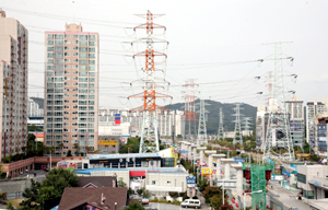 경기도 의정부시 내 주거단지를 관통한 고압 송전선로. 