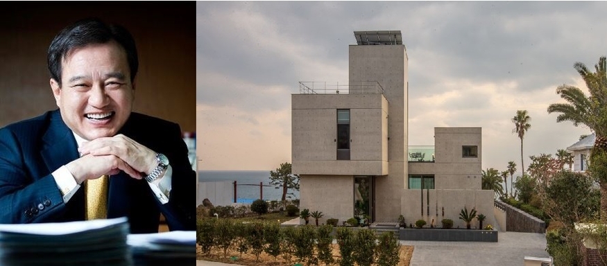 제약사 한독 김영진 회장(왼쪽)과 최근 신축한 제주도 서귀포 호근동 주택. (사진=한독)
