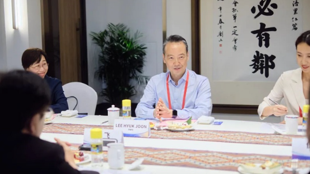 이혁준 현대차 중국 총경리(가운데)가 21일 중국 하이난성에서 열린 '2022 보아오(博鰲) 포럼'에서 하이난성 펑 페이 성장과 대화하고 있다. (사진=하이난성)