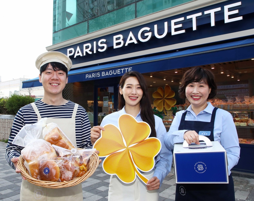 인천 미추홀구에 위치한 파리바게뜨 학익랜드마크점의 황정희 가맹점주가 일상 회복을 기원하는 의미를 담아 이벤트를 진행하는 모습.(사진=SPC 파리바게트)