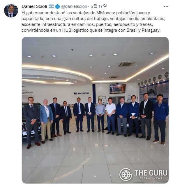 오스카 에레라 아후아드(Oscar Herrera Ahuad) 아르헨티나 미시오네스주 주지사와 다니엘 시올리(Daniel Scioli) 브라질 주재 아르헨티나 대사를 비롯한 일행이 현대차 브라질 공장을 방문한 뒤 기념 촬영을 하고 있다. (사진=시올라 대사 트위터 캡처)