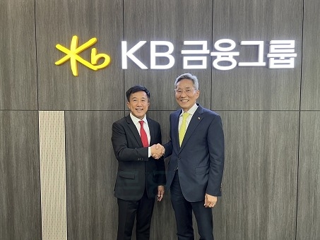 윤종규 KB금융그룹 회장(왼쪽)과 아디삭 스쿰빗야 제이마트그룹 CEO가 기념 사진을 촬영하고 있는 모습. (사진=제이마트)