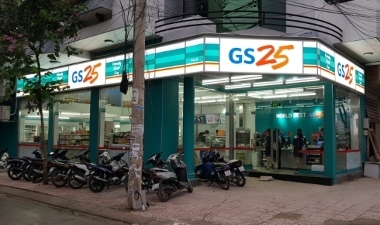 베트남 GS25 내 2층 시식대에서 먹거리를 즐기는 베트남인 모습./사진=GS리테일
