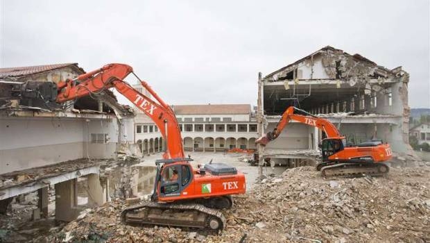 현대두산인프라코어는 스페인의 철거 전문 회사인 오브라스 와이 서비스오 텍스(Obras y Servicios TEX)에 DX170W-5 휠 굴착기와 DX350LC-7 크롤러 굴착기를 제공한다. (사진=현대두산인프라코어)