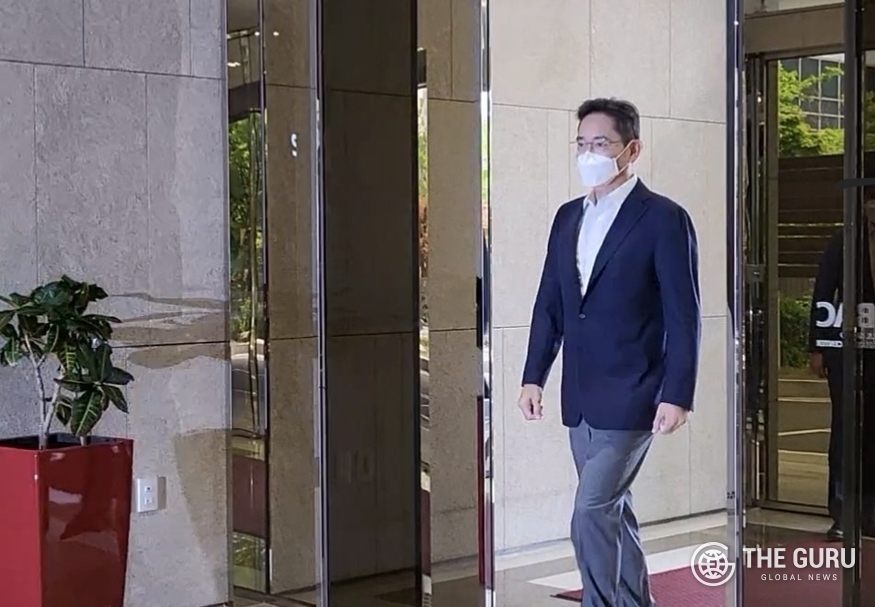 이재용 삼성전자 부회장이 7일 오전 유럽 출장길에 오르기 위해 김포공항 출국장에 들어서고 있다. (사진=정예린 기자)