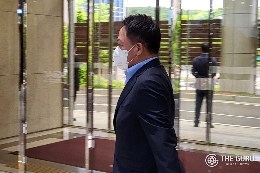 최윤호 삼성SDI 사장이 7일 오전 이재용 삼성전자 부회장에 앞서 김포공항 출국장에 들어서고 있다. (사진=정예린 기자)