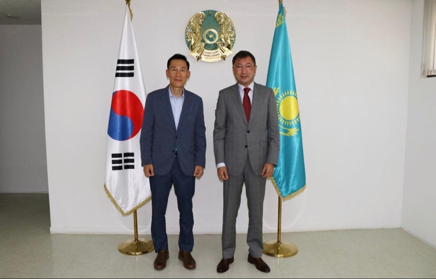 최명림 롯데제과 글로벌사업본부장은 B.듀쎈바예프(B. Dyusenbaev) 주한 카자흐스탄 대사와 만나 카자흐스탄 사업와 관한 의견을 나눴다. (사진=주한 카자흐스탄대사관 인터넷 홈페이지 캡처)